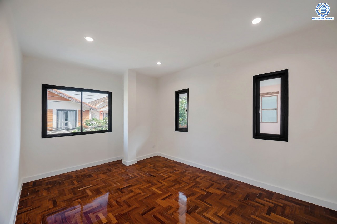 บ้านมือสองตกแต่งใหม่ โครงการ ซอยนวนิช ปากเกร็ด เนื้อที่ 45 ตร.ว. พื้นที่ใช้สอยมากกว่า 164.5 ตร.ม. พร้อมฟังก์ชัน 3 ห้องนอน 3 ห้องน้ำ 1 ห้องอเนกประสงค์ จอดรถได้ 1 คัน บนทำเลเมือง ใกล้เซ็นทรัลแจ้งวัฒนะ จุดขึ้นทางด่วน "แจ้งวัฒนะ" และรถไฟฟ้าสายสีชมพู "สถานีเลี่ยงเมืองปากเกร็ด"...